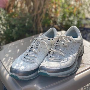 Women’s Eccos sneakers